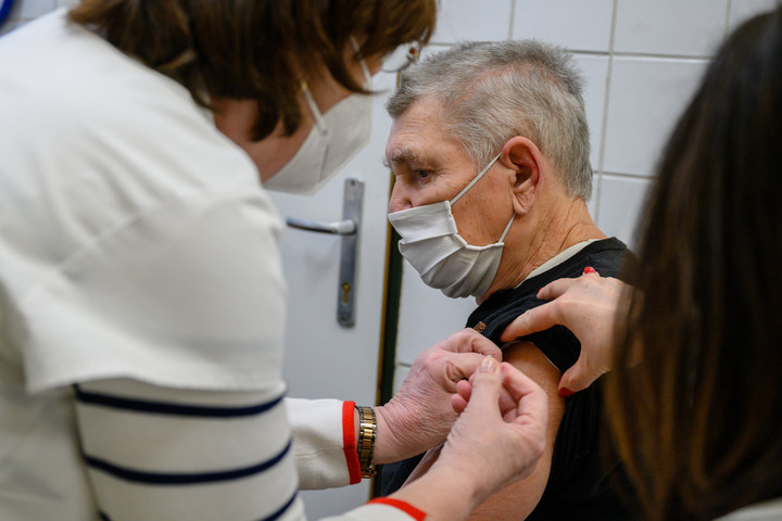 Fotó: MTI/Vasvári Tamás Több pénzt kapnak a hétvégén is oltó háziorvosok az oltás felgyorsítása érdekében