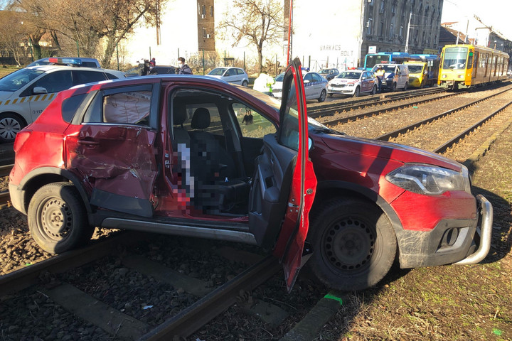 Fotó: MH Métereken át tolt egy autót a villamos Zuglóban