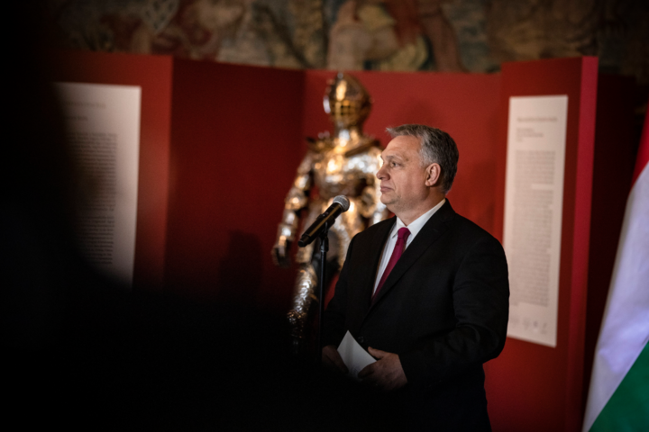 Fotó: MTI/Miniszterelnöki Sajtóiroda/Fischer Zoltán Orbán Viktor átadta Lengyelországnak II. Zsigmond Ágost lengyel király gyermekpáncélját
