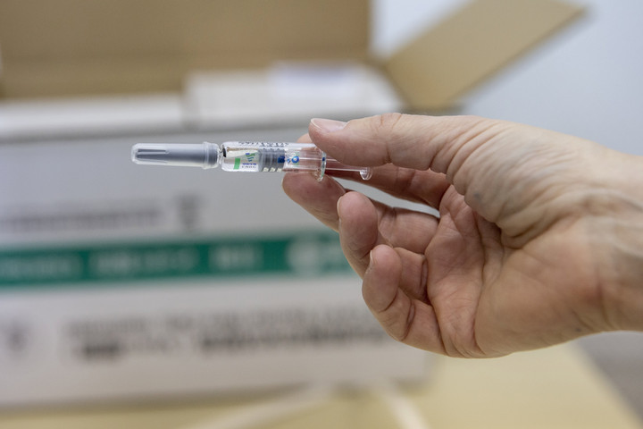 Menczer Tamás: Álhír, hogy probléma lenne a kínai vakcinával
