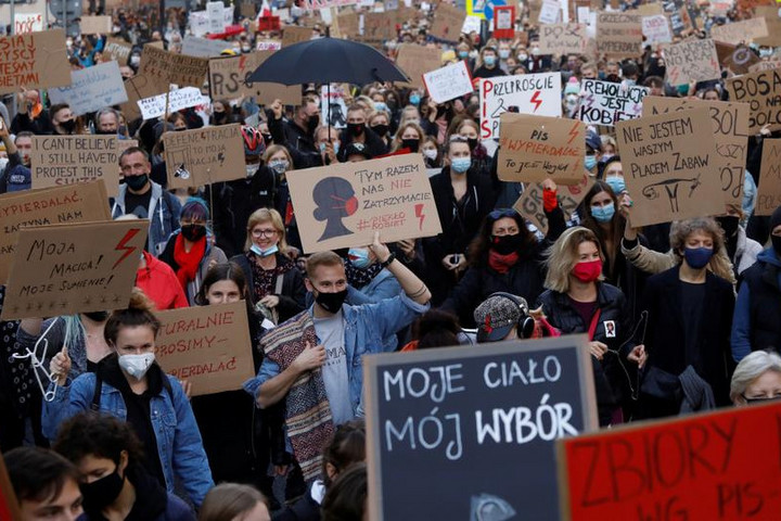 Lengyelországban büntetőeljárás indult a feminista tiltakozásokat szervező aktivista ellen