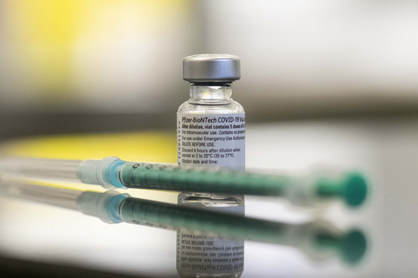 Újabb, csaknem 115 ezer adag Pfizer-BioNTech-vakcina érkezett