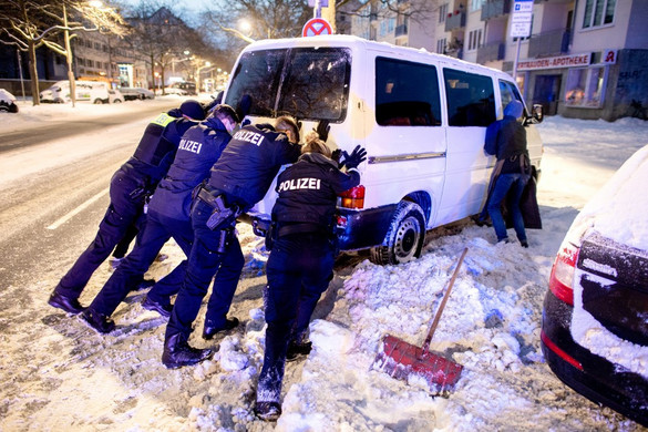 Súlyos közlekedési fennakadásokat okozott a havazás Németországban