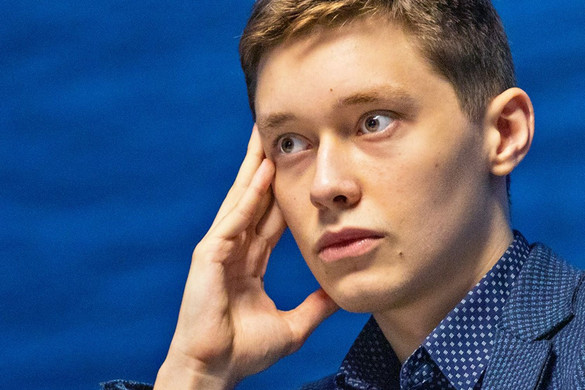 A világbajnok Magnus Carlsen kikapott egy tinédzsertől