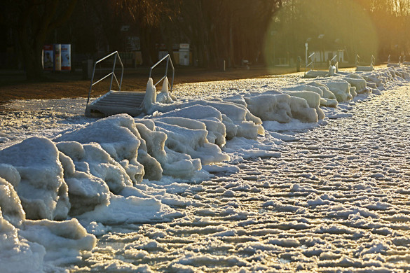 Természetszobrász volt a fagy a Balatonon