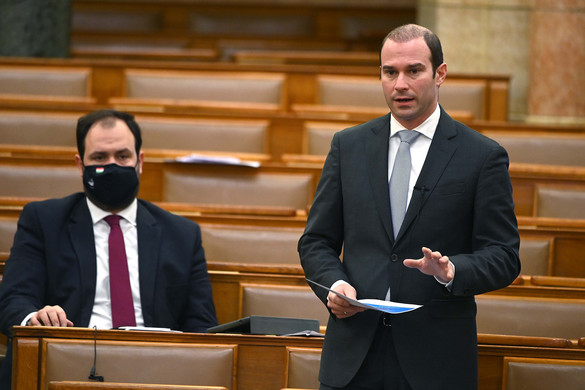 Benyújtották az energiaitalok 18 éven alattiaknak való eladását tiltó törvényjavaslatot