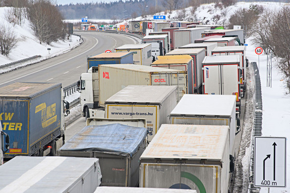 A lengyel infrastrukturális miniszter a fuvarozókat korlátozó elektronikus kiléptetőrendszer módosítását kérte az ukrán féltől