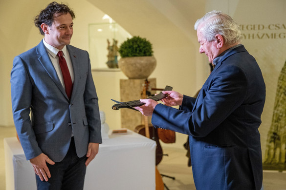 Átadták Kürti László költőnek a Balassi Bálint-emlékkardot