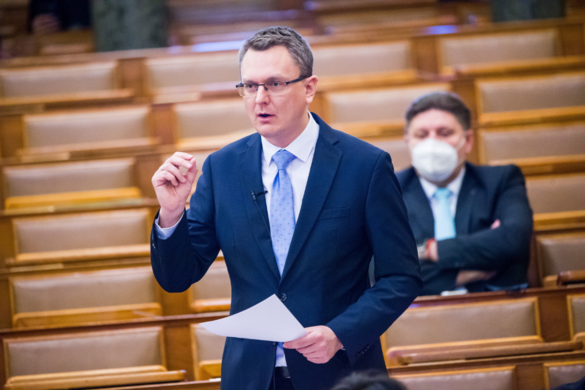 Rétvári: Ha a baloldalon múlna, ma kevesebb beoltott lenne