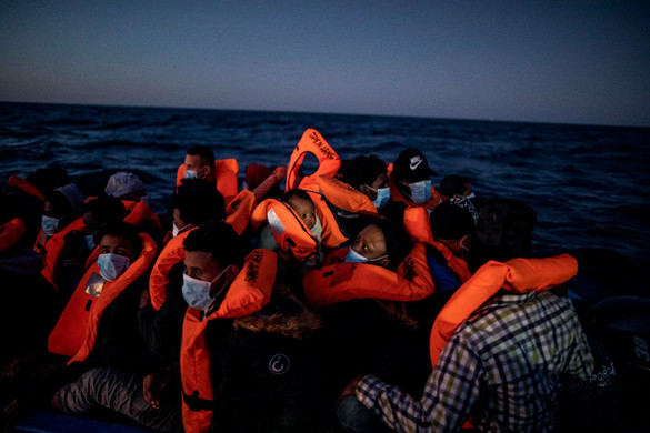 Mintegy negyven migránst vett fel az Open Arms civil hajó Málta partjainál