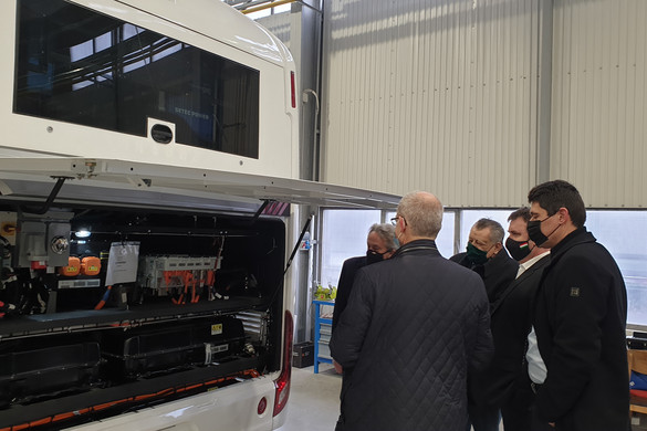 Palkovics László megtekintette az Ikarus elektromos buszainak sorozatgyártását
