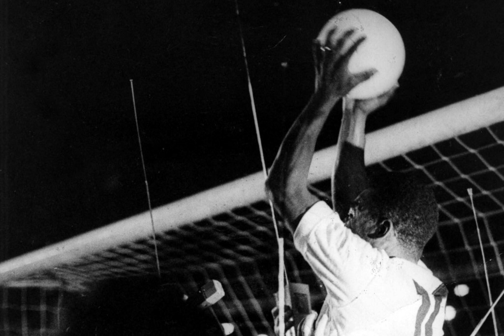 Pelé felemeli a labdát az ezredik gólja megszerzése után a Maracanában, 1969 november 19-én
