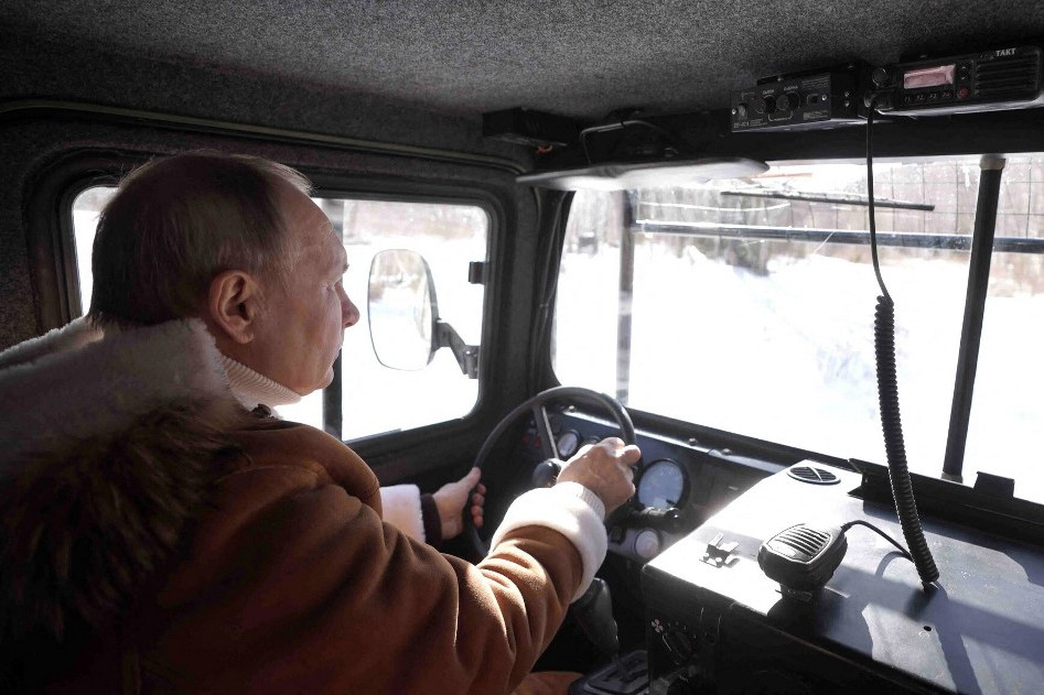 Vlagyimir Putyin a lánctalpas volánjánál