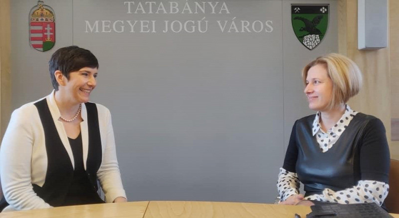 Gyurcsányné a tatai látogatása napján Tatabányán is járt. Videót készített a helyi kórháznál, és járt a DK-s támogatással megválasztott polgármesternél.