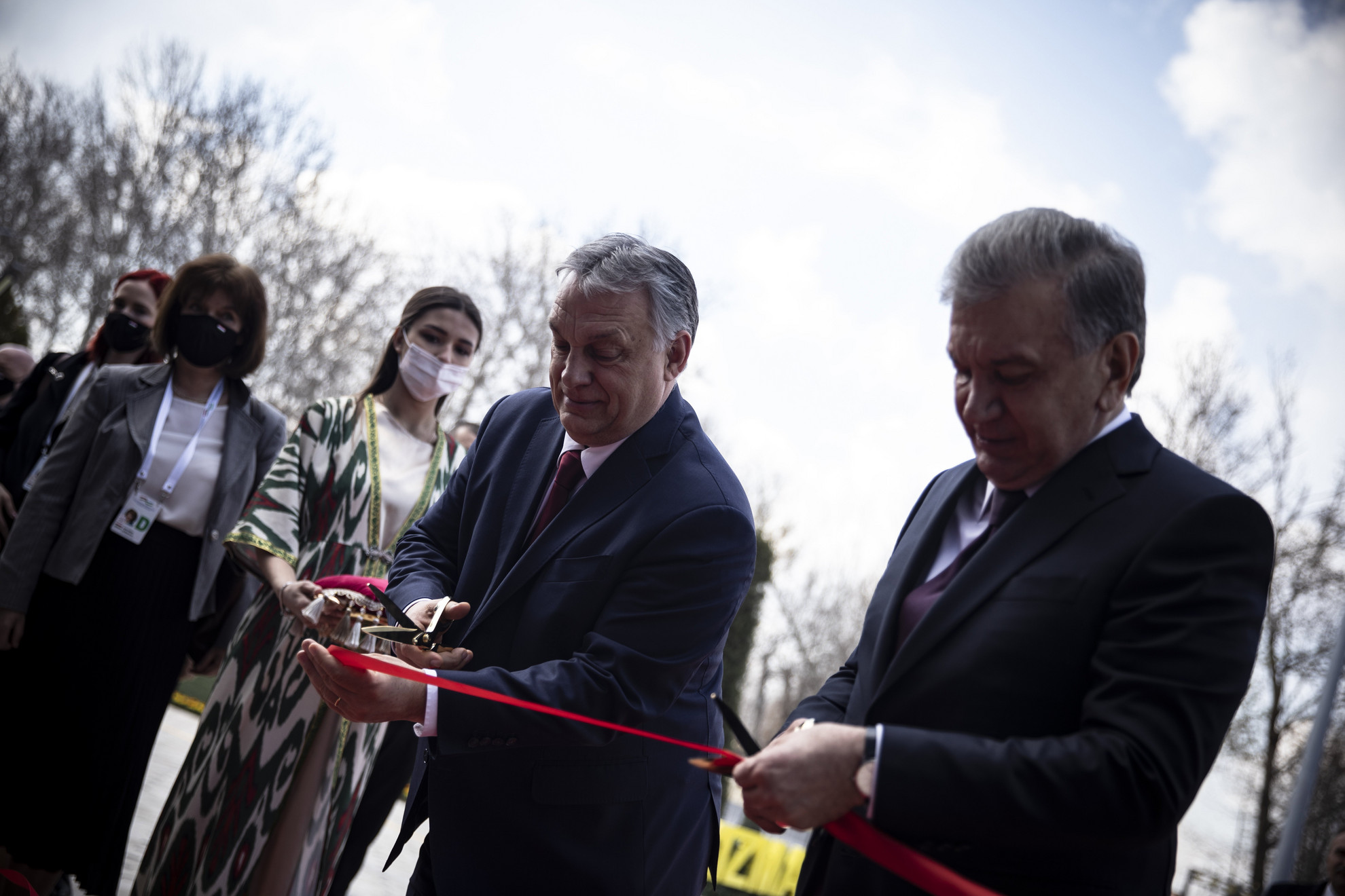 Fotó: MTI/Miniszterelnöki Sajtóiroda Savkat Mirzijojev üzbég államfő (j) és Orbán Viktor miniszterelnök az Üzbég-Magyar Burgonyakutató Központ avatási ünnepségén Taskentben 2021. március 30-án