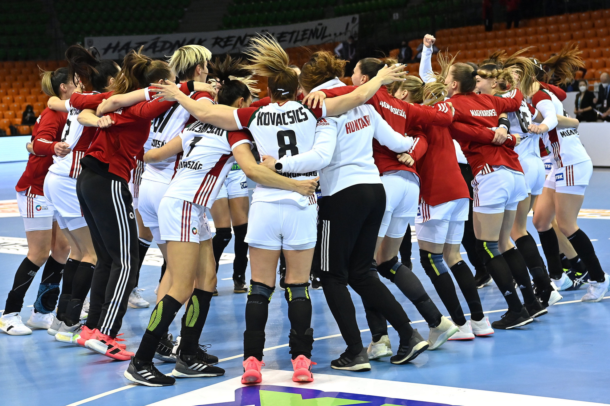 Fotó: MTI/Illyés Tibor A magyar válogatott tagjai, miután 31-23-ra legyőzték Szerbia csapatát a kézilabda női olimpiai selejtezőn