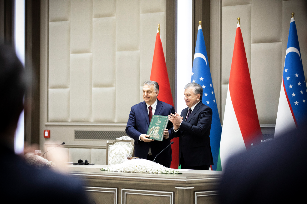 Fotó: MTI/Miniszterelnöki Sajtóiroda Savkat Mirzijojev üzbég államfő (j) és Orbán Viktor miniszterelnök a tárgyalásukat követően tartott sajtótájékoztatón Taskentben