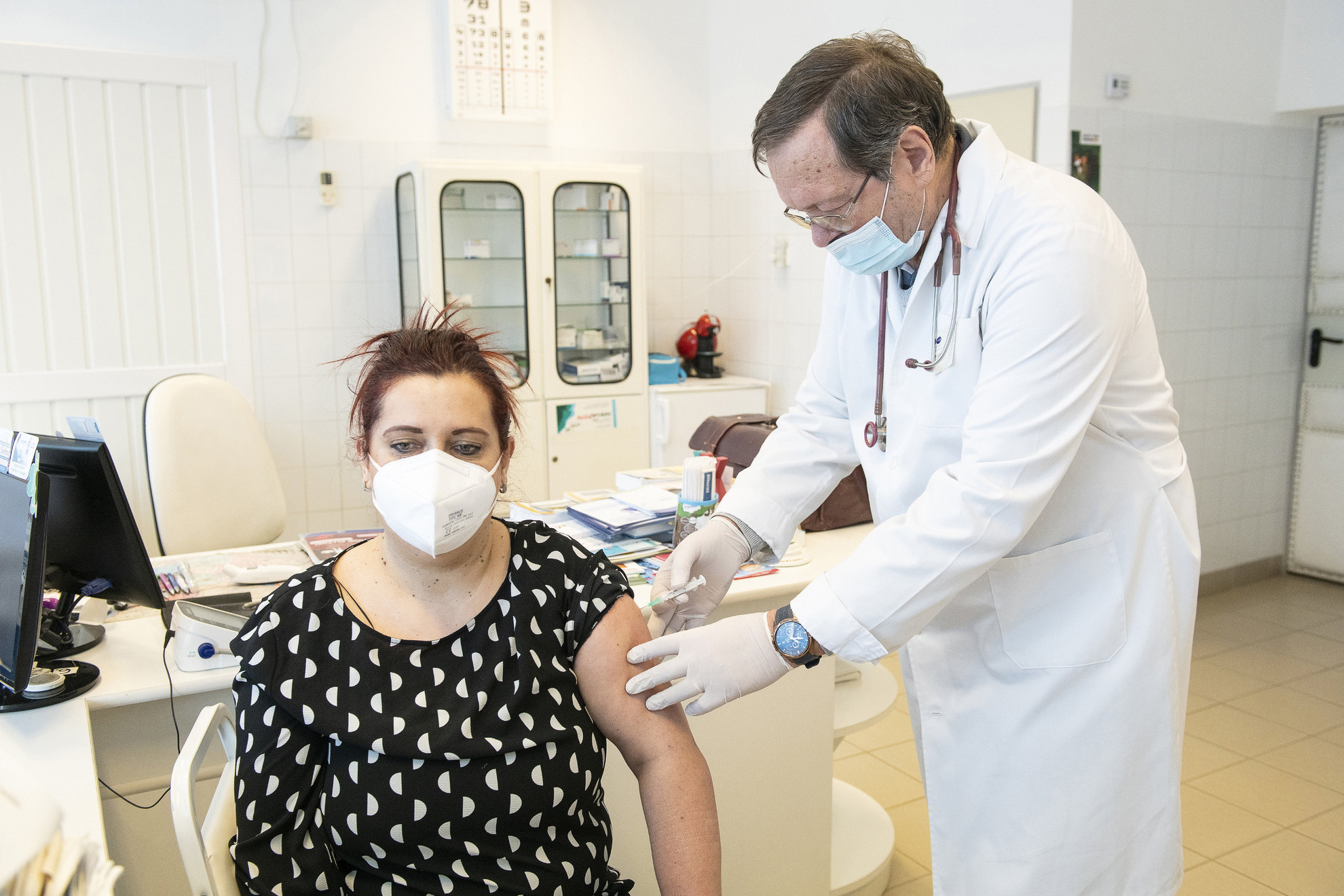 Fotó: MTI/Balázs Attila Laczkó László belgyógyász-háziorvos az AstraZeneca koronavírus elleni vakcinájával olt be egy nőt tiszadobi rendelőjében 2021. március 10-én