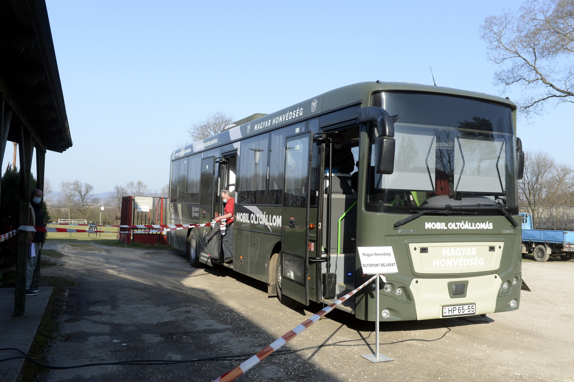 Fotó: MTI/Kovács Attila A Magyar Honvédség oltóbusza a Komárom-Esztergom megyei Annavölgyben 2021. március 31-én