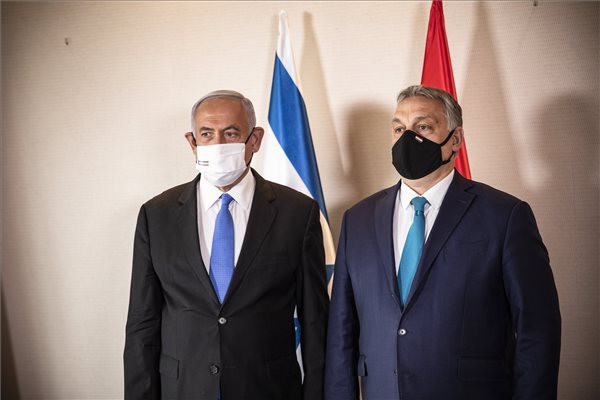 Fotó: MTI/Miniszterelnöki Sajtóiroda Orbán Viktor miniszterelnök (j) és Benjamin Netanjahu izraeli kormányfő