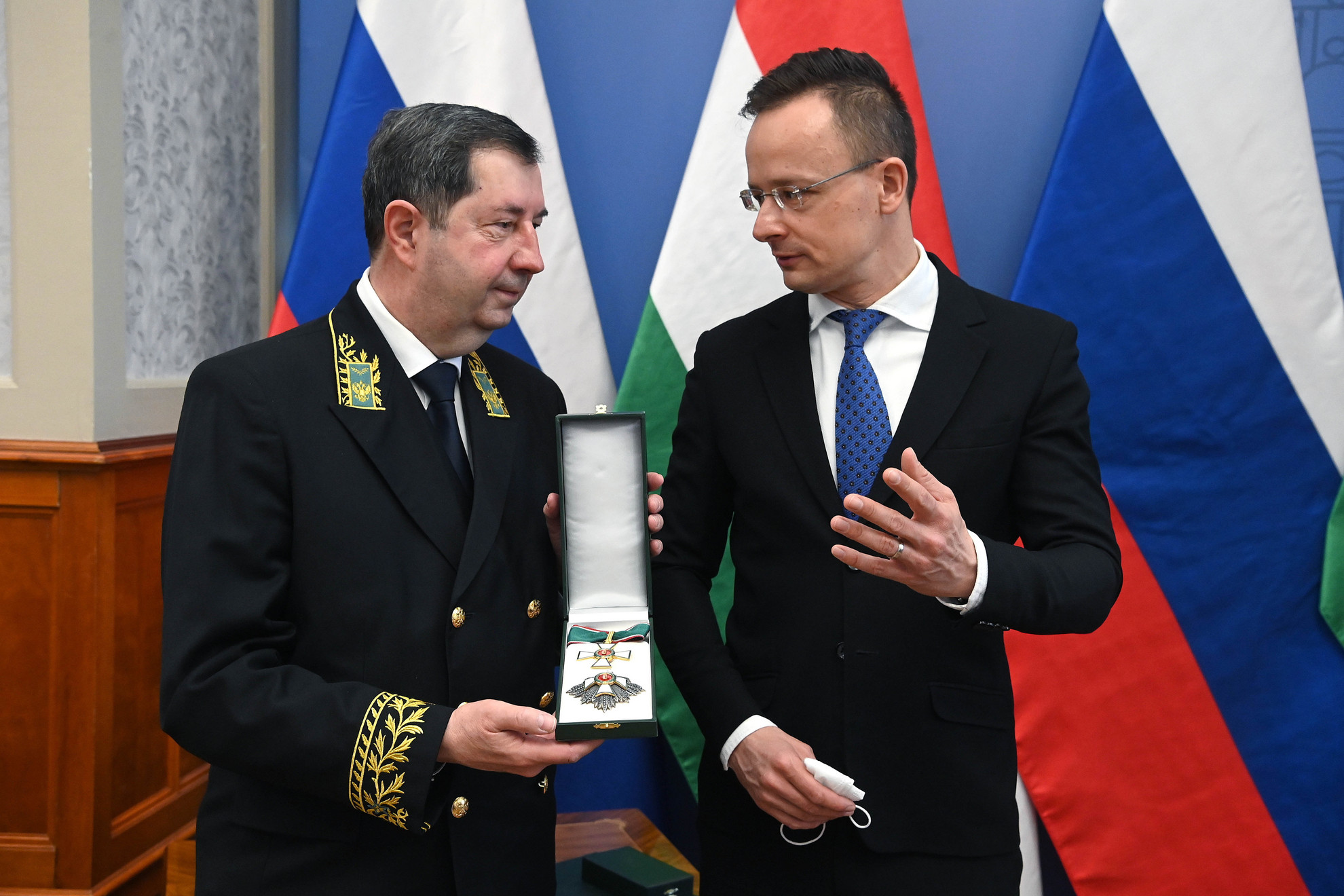Vlagyimir Szergejev, Oroszország távozó budapesti nagykövete (b) Szijjártó Péter külgazdasági és külügyminiszter társaságában, miután átvette tőle a Magyar Érdemrend középkeresztje a csillaggal kitüntetést a minisztériumban 2021. március 2-án