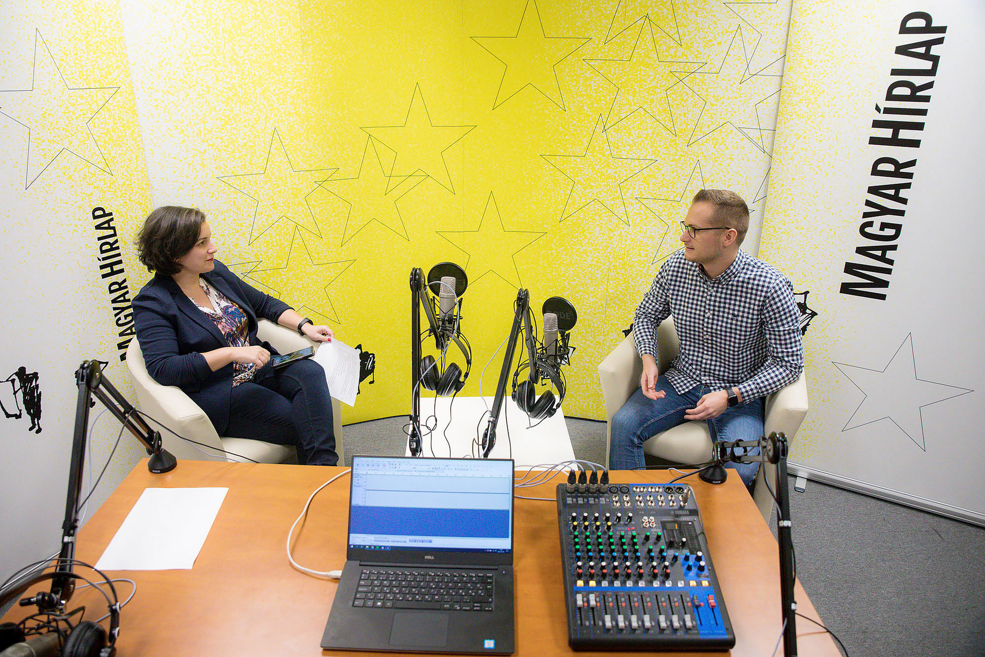 Lapunk főmunkatársa, Őry Mariann és Deák Dániel, a XXI. Század Intézet vezető elemzője a Faktum podcast-adásának felvételén