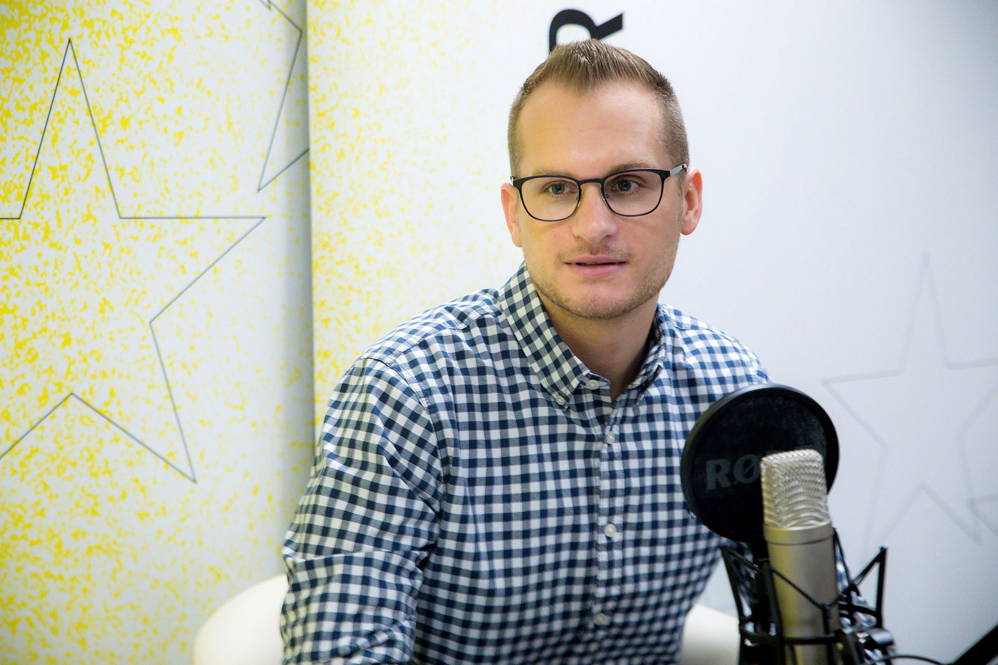 Deák Dániel, a XXI. Század Intézet vezető elemzője a Faktum podcast-adásának felvételén