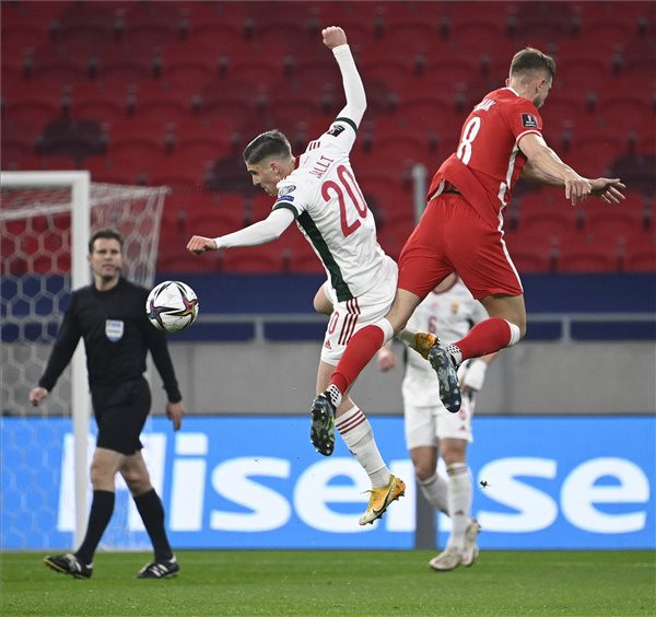 Fotó: MTI/Szigetváry Zsolt Sallai Roland (k) és a lengyel Michał Helik (j) a labdarúgó-világbajnokság európai selejtezőjében