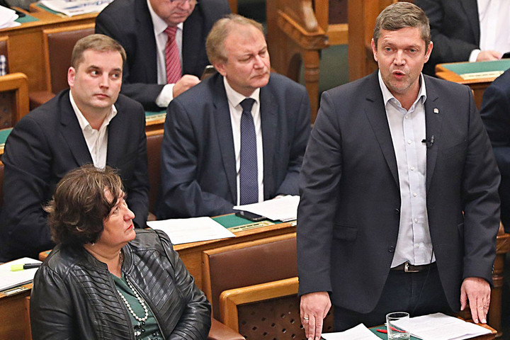 Fotó: MH/Purger Tamás Hallgatnak az MSZP-ben a nagykátai kémkameráról
