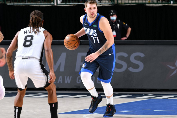 Fotó: AFP/Getty Images/NBAE/Glenn James Doncic tripla-duplával vezette győzelemre a Dallast a texasi rangadón