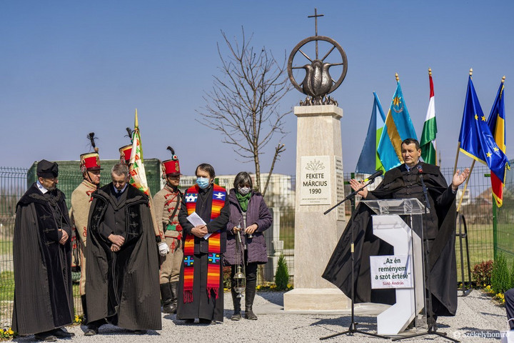 Felavatták a fekete március áldozatainak emlékművét Marosszentgyörgyön
