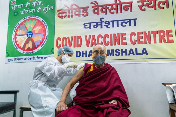 A dalai láma megkapta az oltás első adagját