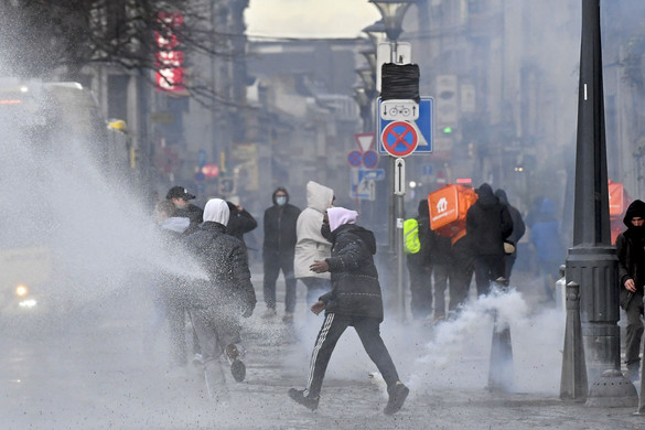 Szélsőbaloldali tüntetők verték szét Liège belvárosát, a rendőrség vízágyút és könnygázt is bevetett