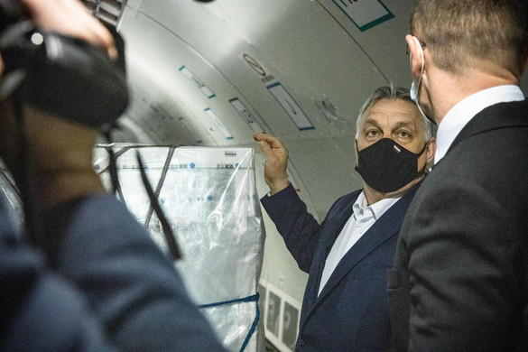 Orbán Viktor a reptéren felügyelte a vakcinák érkezését