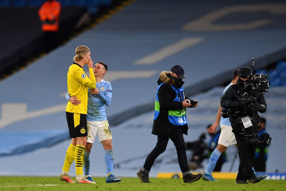 Fotó: Paul ELLIS / AFP A City-Dortmund-meccs két fiatal gyöngyszeme, Erling Braut Haaland (sárgában) és Phil Foden barátkozik a meccs végén