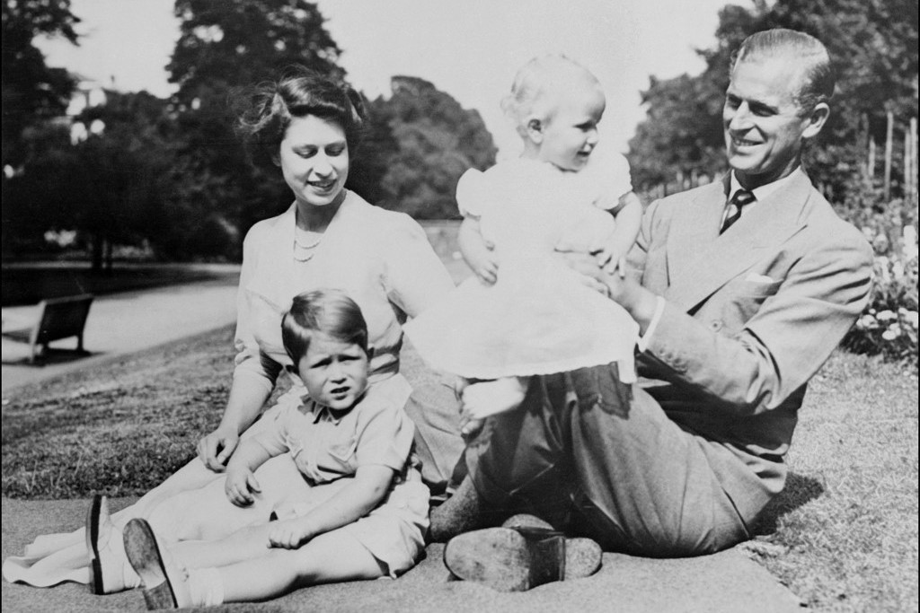 A királyi pár, II. Erzsébet királynő és Fülöp herceg gyermekeiekkel, Károly herceggel és Anna hercegnővel 1952-ben