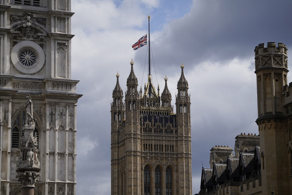 Fülöp herceg halálhírére az Egyesült Királyság összes középületén félárbocra eresztették a brit zászlót
