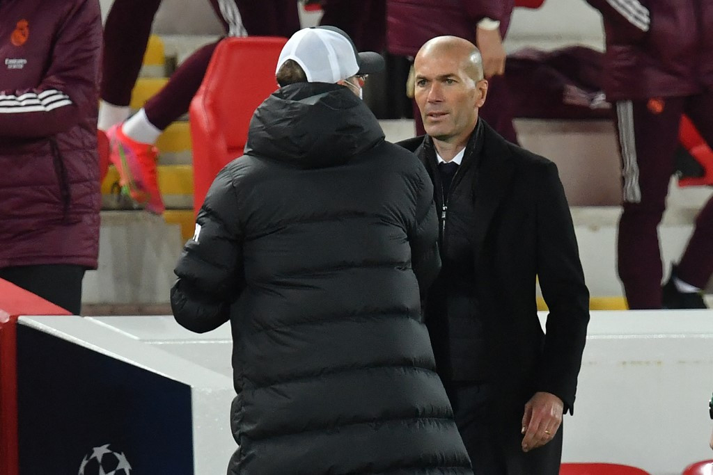 Fotó: Paul ELLIS / AFP Zinedine Zidane (j) jött ki győztesen a topedzők csatájából, Kloppéknak már csak a bajnokságból jöhet össze a jövő évi BL-indulás