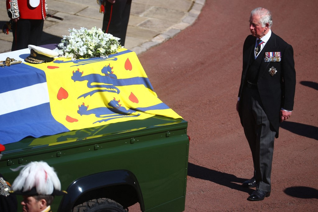 Fotó: HANNAH MCKAY / POOL / AFP Károly herceg édesapja korporsója előtt