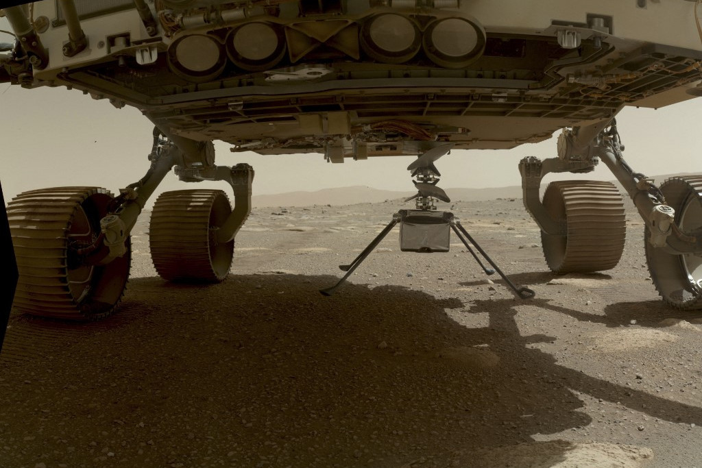 Fotó: Handout / NASA/JPL-CALTECH / A Az ultrakönnyű helikopter a Perseverance marsjáróhoz erősítve érkezett meg a Marsra február 18-án