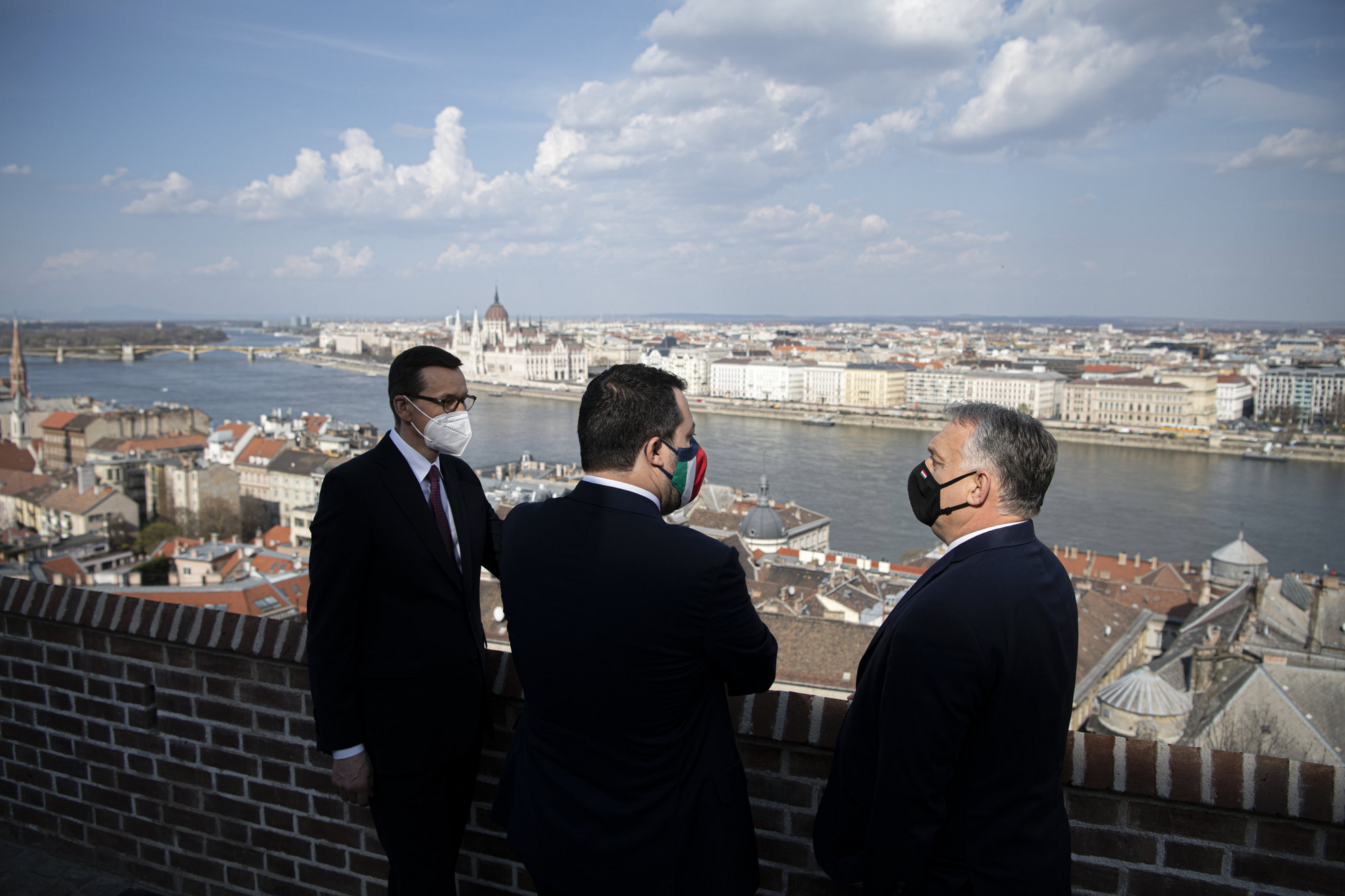 Fotó: MTI/Miniszterelnöki Sajtóiroda Orbán Viktor miniszterelnök, a Fidesz elnöke (j) Matteo Salvinivel, az olasz jobboldali kormánypárt, a Liga vezetőjével (k) és Mateusz Morawiecki lengyel miniszterelnökkel (b) folytatott háromoldalú találkozóján a Karmelita kolostorban 2021. április 1-jén