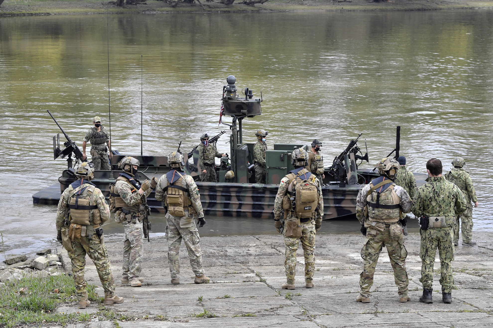 Fotó: MTI/Máthé Zoltán Amerikai SOC-R hajók fegyverzetével ismerkednek a magyar különleges műveleti egység katonái a Black Swan 21 elnevezésű nemzetközi különleges műveleti gyakorlaton