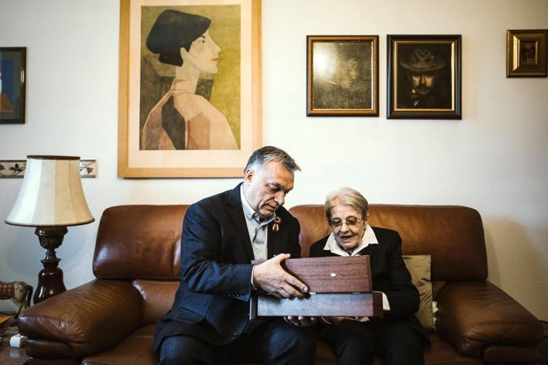 Fotó: Facebook/Orbán Viktor Orbán Viktor miniszterelnök átadja a Kossuth-nagydíjat a nemzet színészének, Törőcsik Marinak