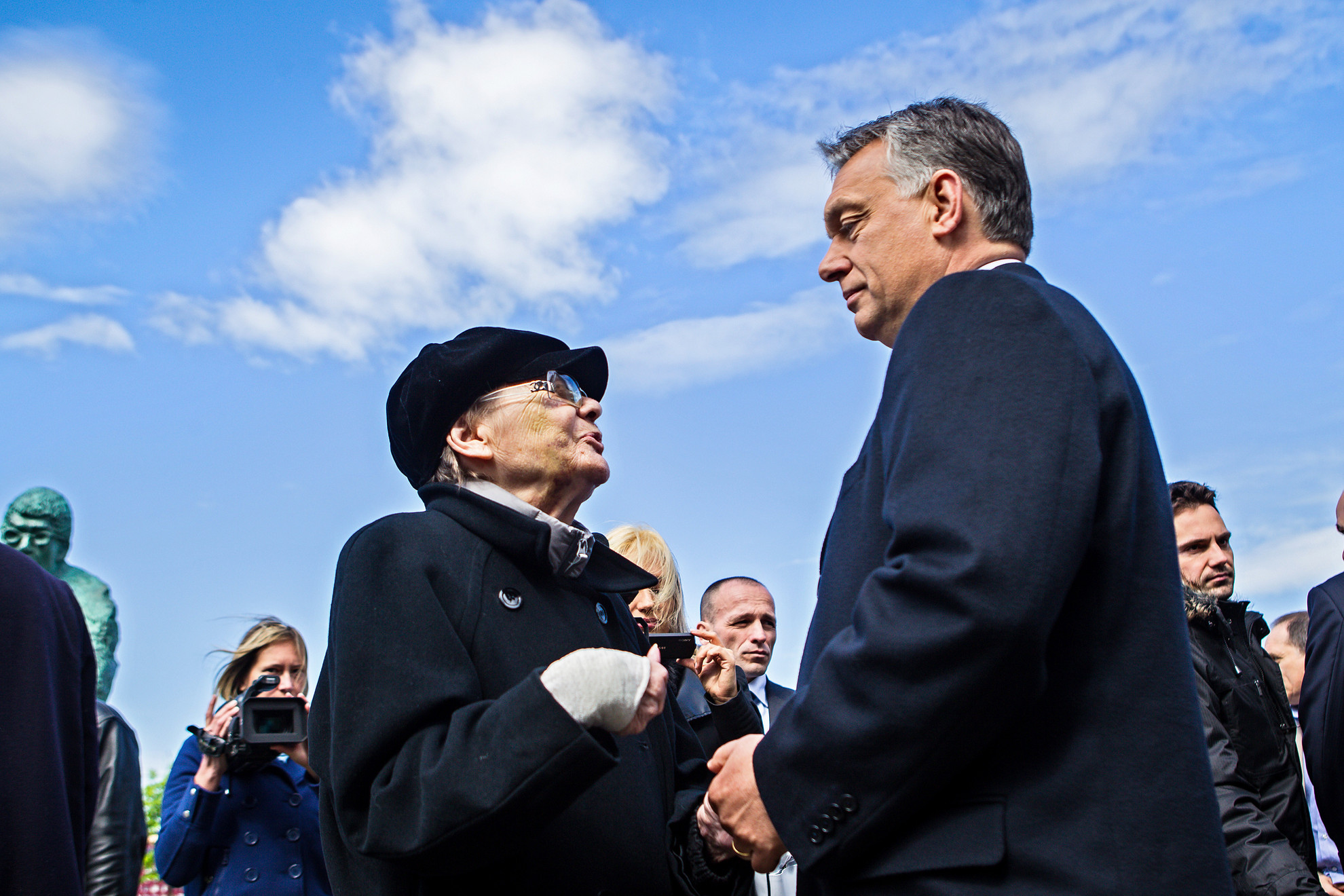 Fotó: MH/Hegedüs Róbert Törőcsik Mari és Orbán Viktor miniszterelnök Schwajda György szoboravatásán a Nemzeti Színháznál 2015-ben