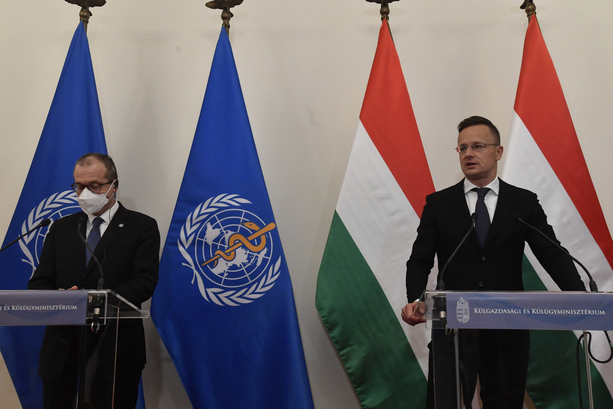 Fotó: MTI/Máthé Zoltán Szijjártó Péter külgazdasági és külügyminiszter (j) és Hans Kluge, az Egészségügyi Világszervezet (WHO) európai regionális igazgatója (j2) megbeszélésüket követően sajtótájékoztatót tart Budapesten