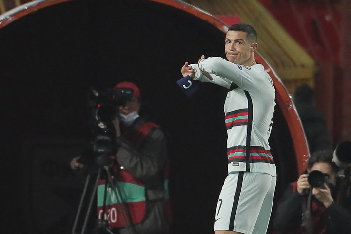 Több mint 23 milliót fizettek Ronaldo földhöz vágott karszalagjáért