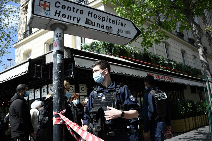 Kivégeztek egy embert egy párizsi oltóközpontnál