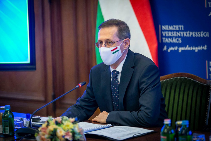 Fotó: Facebook/Varga Mihály Adókönnyítésekre, kedvezményekre tett javaslatot a versenyképességi tanács