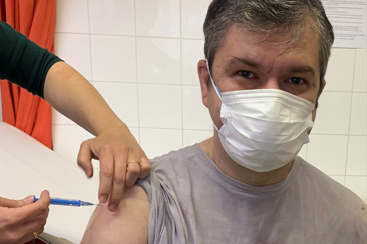Fotó: Facebook/Hadházy Ákos Oltás után egyből a kínai vakcinát kezdte el támadni Hadházy Ákos