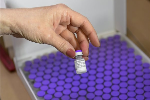 Pfizer: Az oltás harmadik adagja fokozhatja a védelmet a delta variánssal szemben